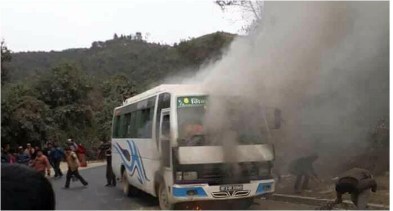 धुलिखेलमा गुडिरहेको गाडीमा एक्कासी आगो बल्याे,यात्रुहरुकाे भाग दाैड