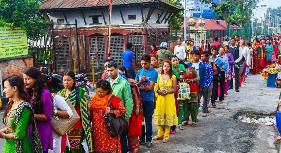 पशुपतिमा पानी र चिसाेले राेकेन भक्तजनलार्इ