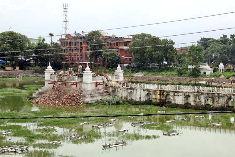 रानीपोखरी पुनर्निर्माणमा यस्ताे हुदैँछ कमिसनको चलखेल