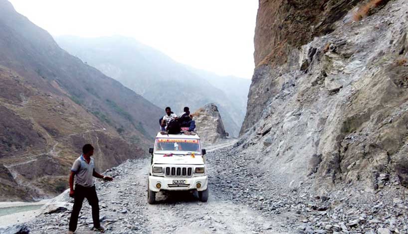 गाडी चढ्न तीन घन्टा पैदल हिँड्नुपर्ने बाध्यता