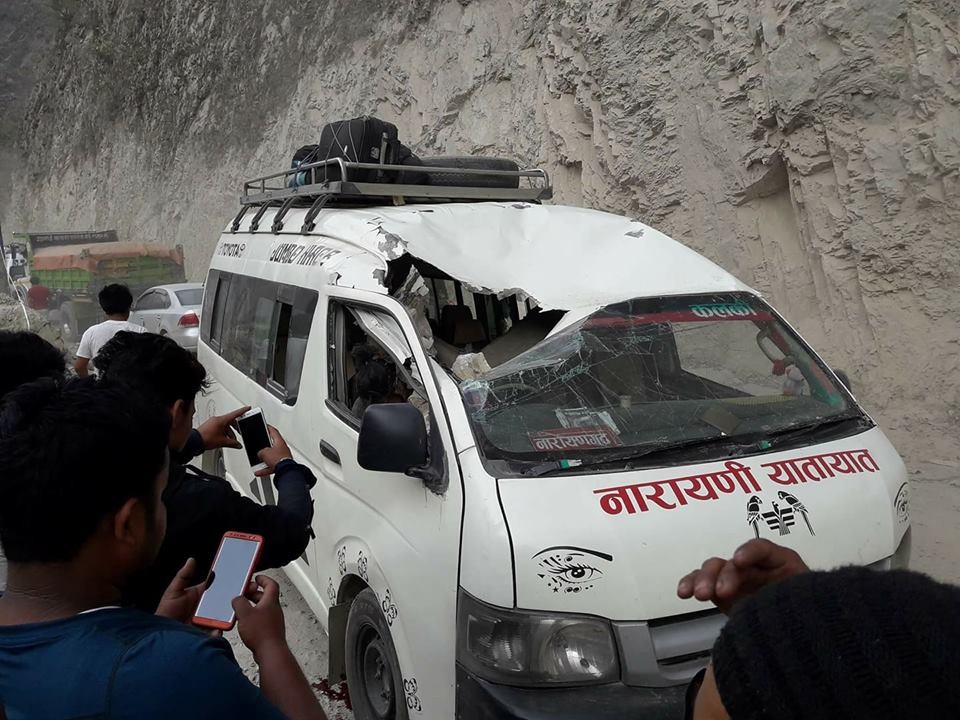 नारायणगढ–मुग्लिङ सडकखण्डमा माइक्रोमाथि ढुंगा खस्दा चालकको मृत्यु