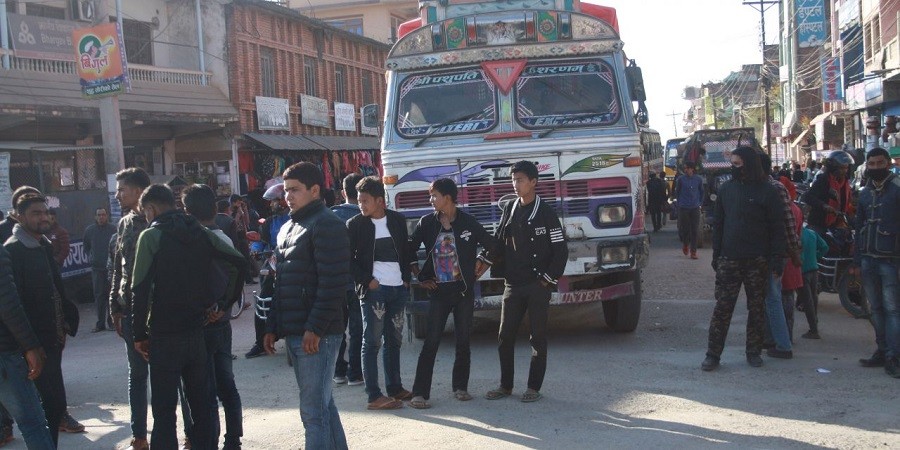 एसर्इर्इ केन्द्र सारेकाे भन्दै चक्काजाम