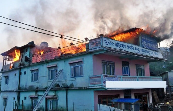 ताप्लेजुङको फुङलिङस्थित एक होटलमा आगलागी