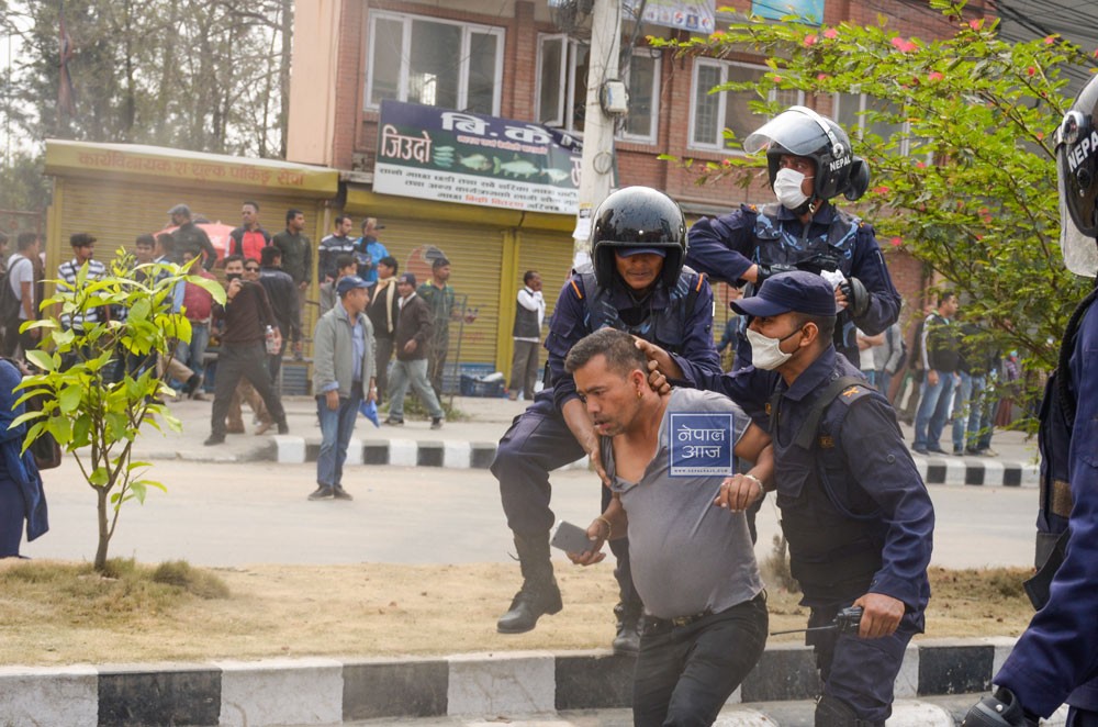 नयाँ बानेश्वरमा प्रहरीले यसरी झम्टियो प्रदर्शनकारीलाई (भिडियो)