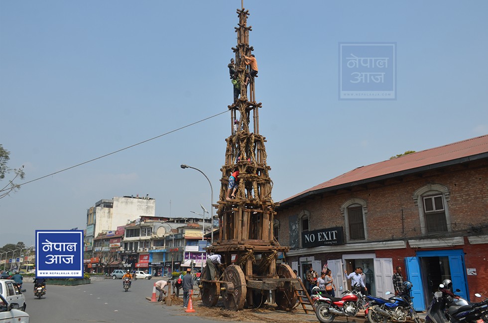 २३ तस्बिरमा  हेर्नुहोस् निर्माणाधीन सेतो मच्छिन्द्रनाथको रथ