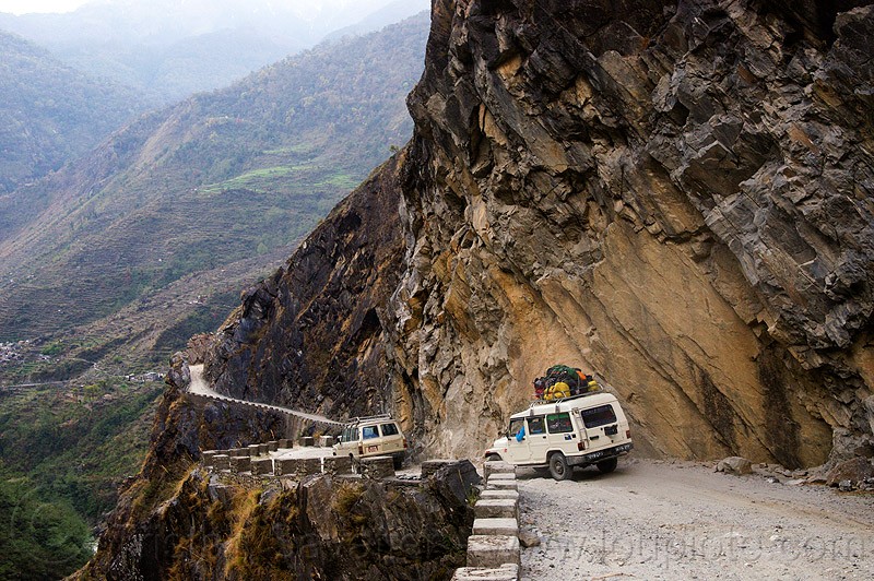 रसुवाको घट्टेखोलामा आउजाउ बन्द