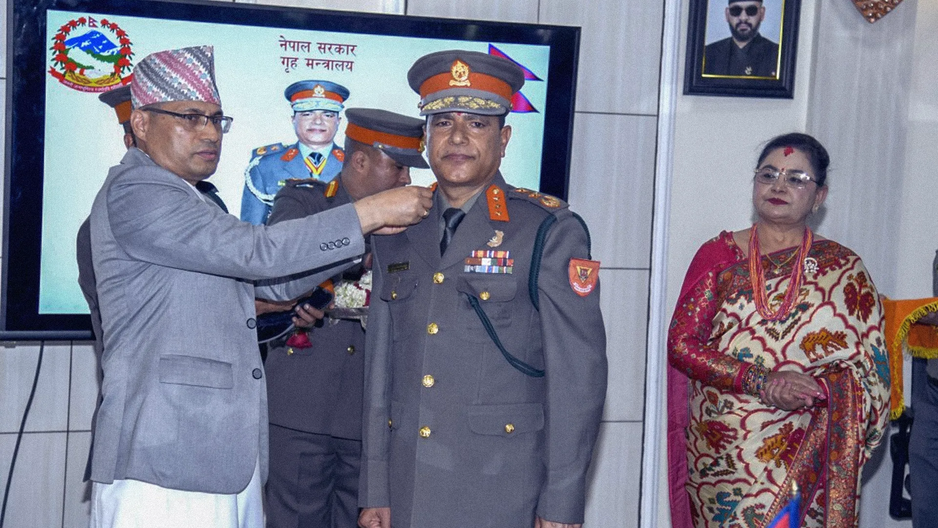 नारायण दत्त पौडेल बने सशस्त्र पुलिस बल के नए प्रमुख, गृह सचिव ने पहनाईं रैंक