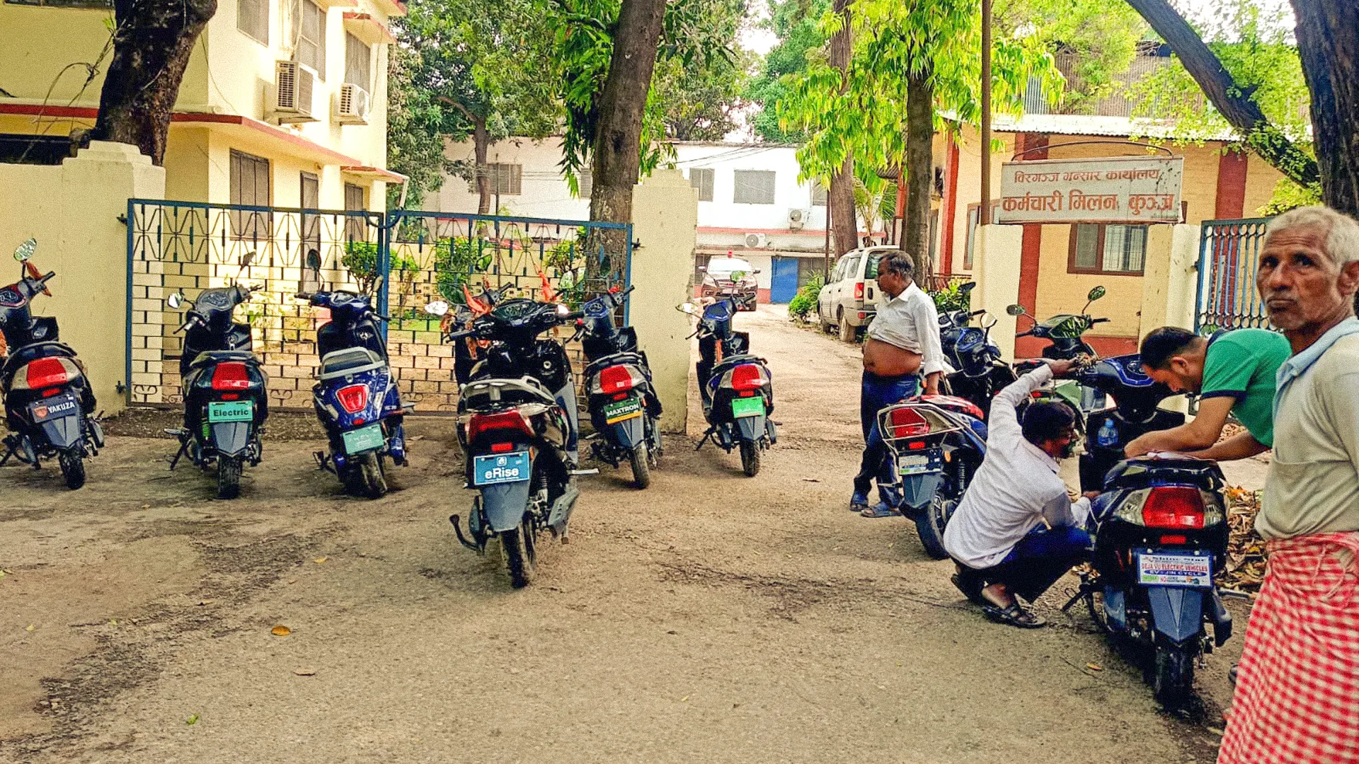 पर्सा पुलिस ने जब्त किए तस्करी कर लाए गए २४ भारतीय स्कूटर