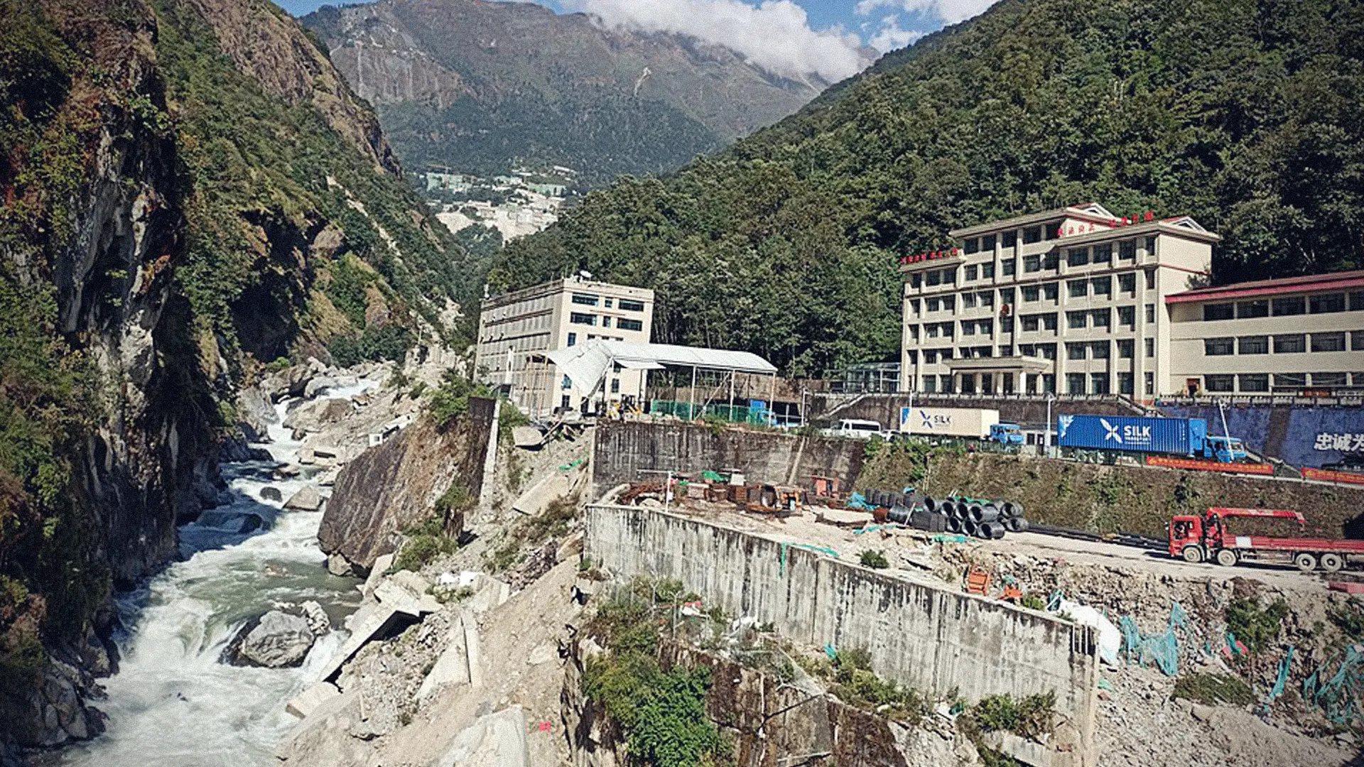 नेपाल-चीन व्यापार मार्गको सीमा क्षेत्रमा भूस्खलन, सशस्त्र पुलिसको बीओपीलाई क्षति