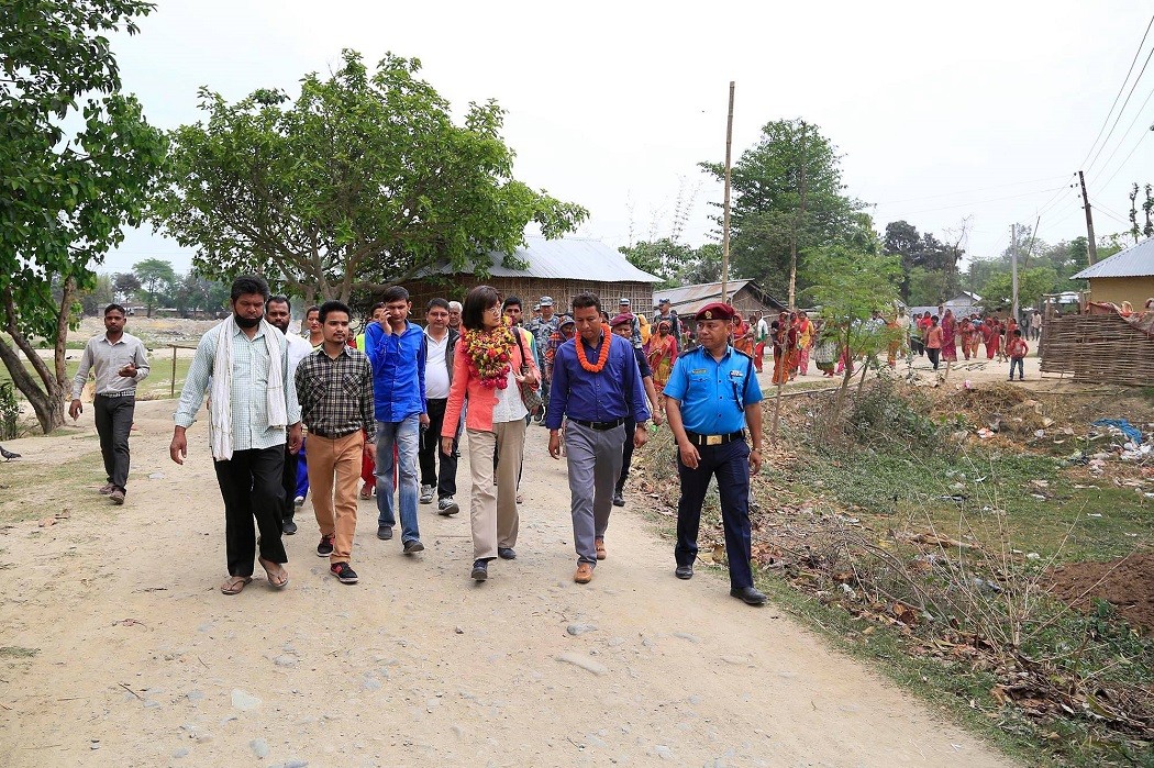 चिनियाँ राजदूतले गरिन् भारतीय सीमा नजिकका मुसहर बस्तीको अनुगमन (तस्विरसहित)