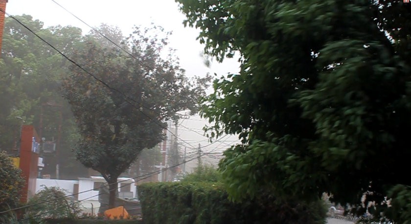 गत रातिको आँधीहुुरीले घरको कम्पाउण्ड ढालेपछि च्यापिएर २ जनाको मृत्युु