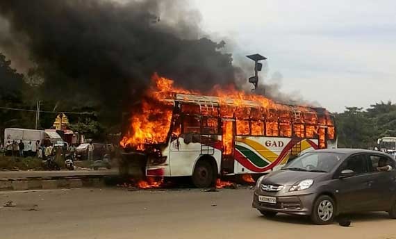 धनुषामा राेकेकाे बसमा एक्कासी आगलागी, बस जलेर नष्ट