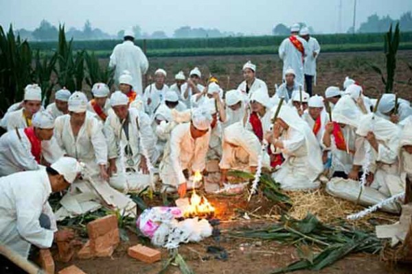 यसरी गरिन्छ चिहानबाट महिलाको शव झिकेर कुमार केटासँग बिहे