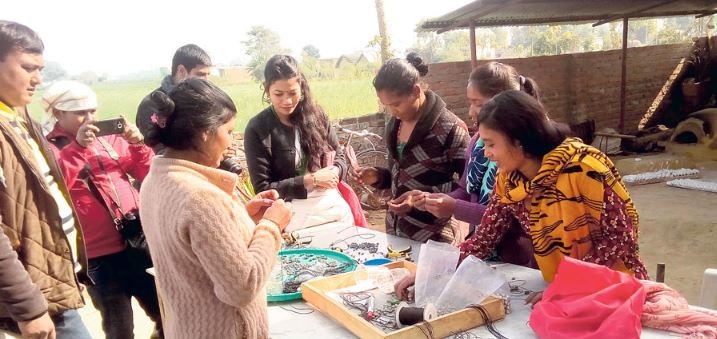 बोतलबाट बनेका गहना क्यानाडा निर्यात