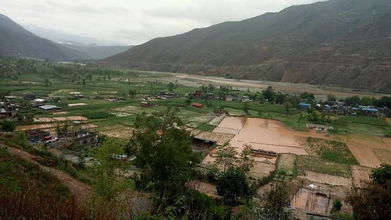 मन्थलीमा वर्षाको ताण्डवः रणजोर खोलाले ७ विद्यार्थी बगायो, जमिनलार्इ बगर