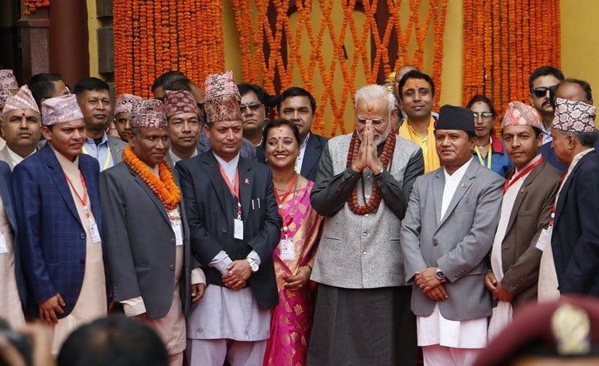 माेदी पशुपतिनाथबाट रुद्राक्ष धारण गरेर यसरी निस्किए बाहिर (फाेटाे फिचर)