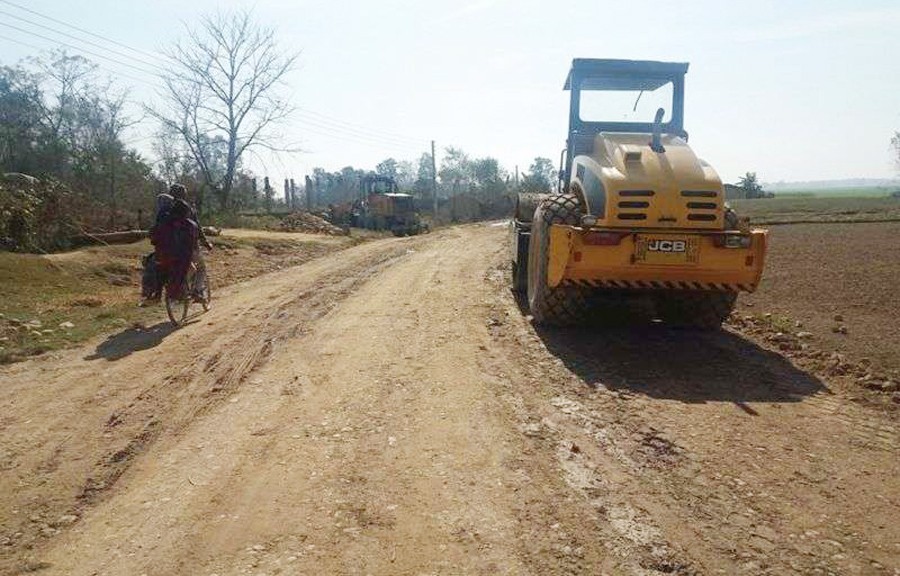 गाडी चढ्ने रहरले गहना बेचेर सडक निर्माण