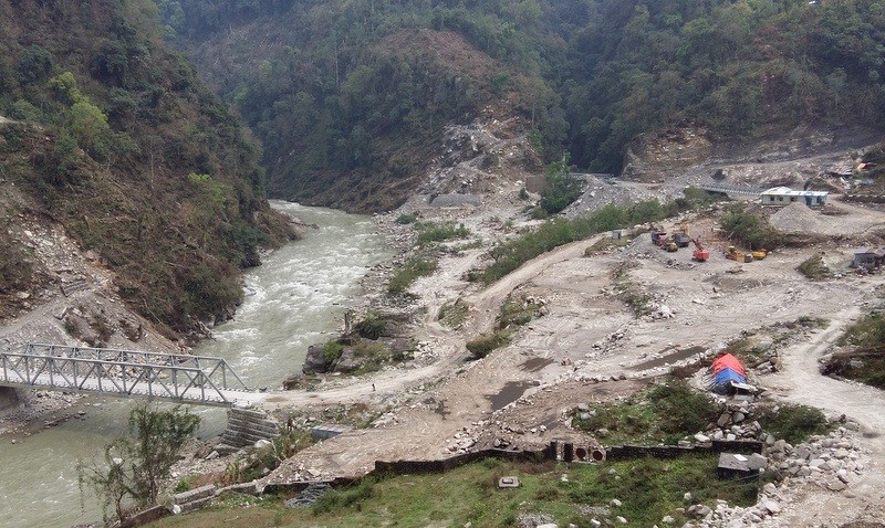 अरुण तेस्रोको बाँधमा पहिरो खस्दा ५ जना बेपत्ता