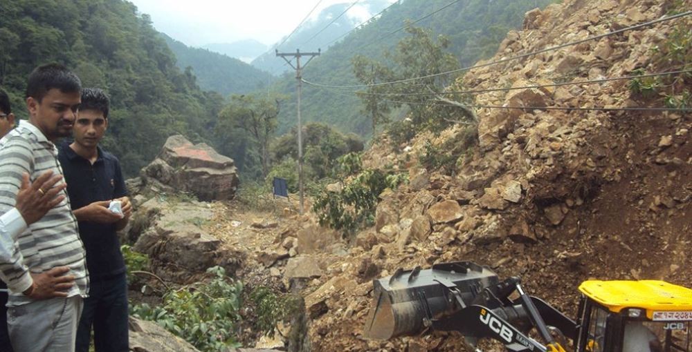 डाँडै खसेपछि मुग्लिन सडक बन्द, हजाराैं यात्रु अलपत्र