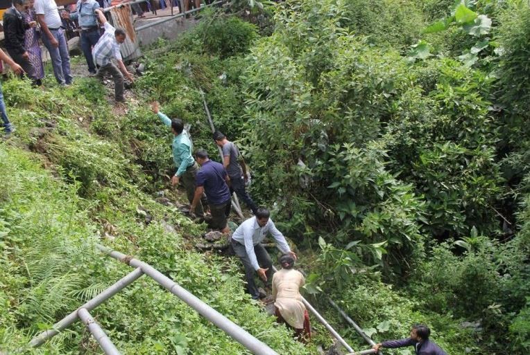 मेयरले चलाएकाे डाेजरमा बसेर सेल्फी खिच्दा खाेलामा खसेर ५ जना घाइते