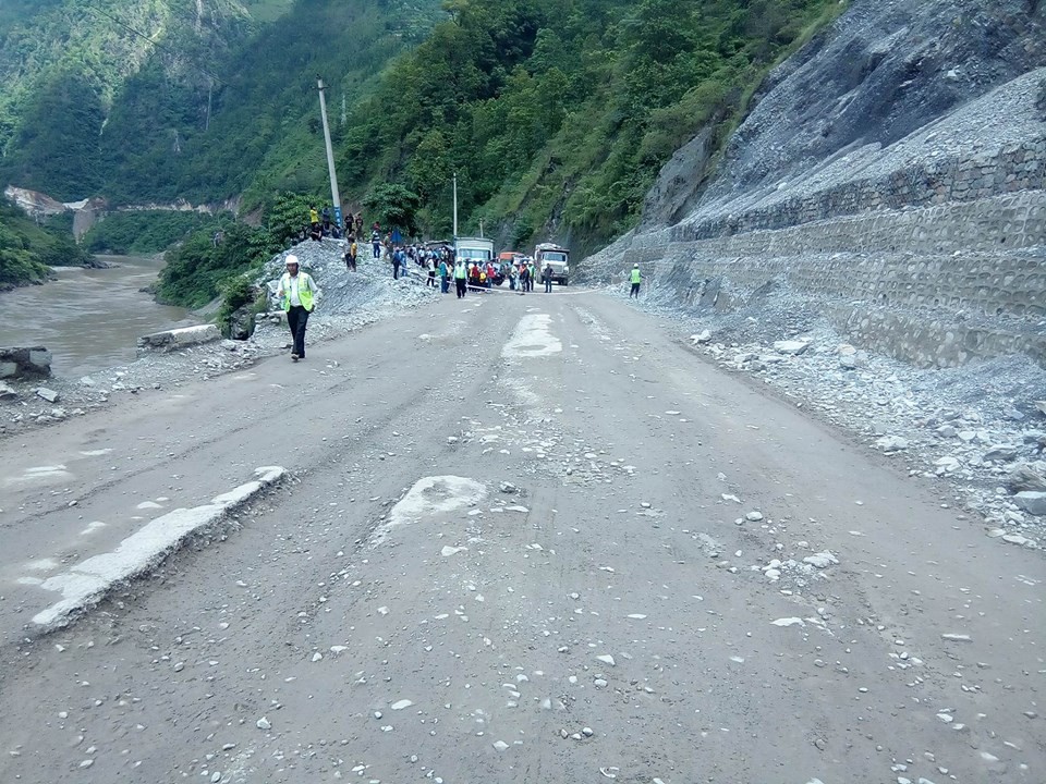 पहिरोले अवरुद्ध नारायणगढ-मुग्लिन सडक सञ्चालनमा