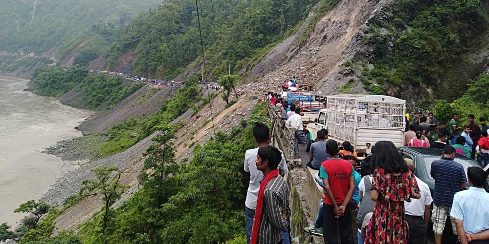 टोपे खोलामा पुनः पहिरो खस्दा मुग्लिन सडक अवरुद्ध, यात्रु अलपत्र