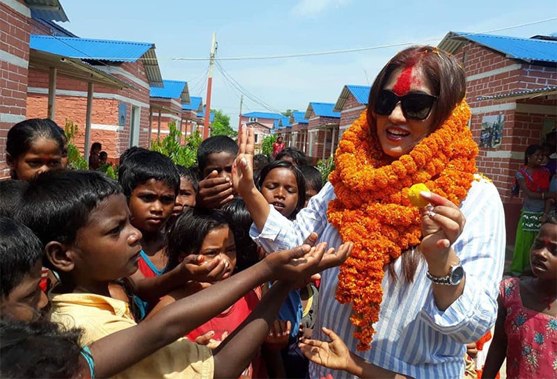 मुसहर बालबालिकासँग जन्मदिन मनाउँदै 'सुन्तली' ले भनिन्- तिमीहरुको मायाले तान्यो