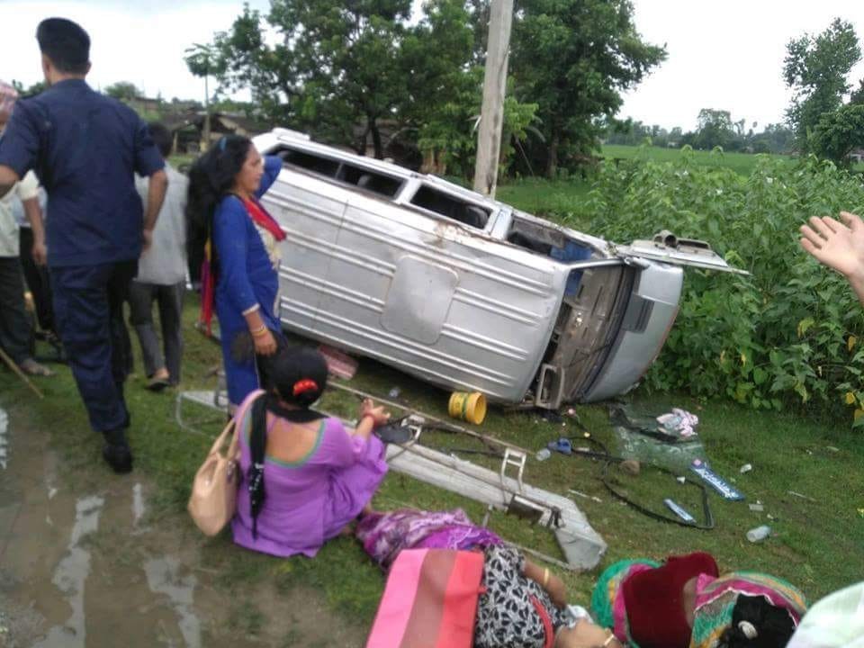 कैलालीको गुलरामा माईक्रोबस दुर्घटना, एकको मृत्यु, ११ जना घाईते