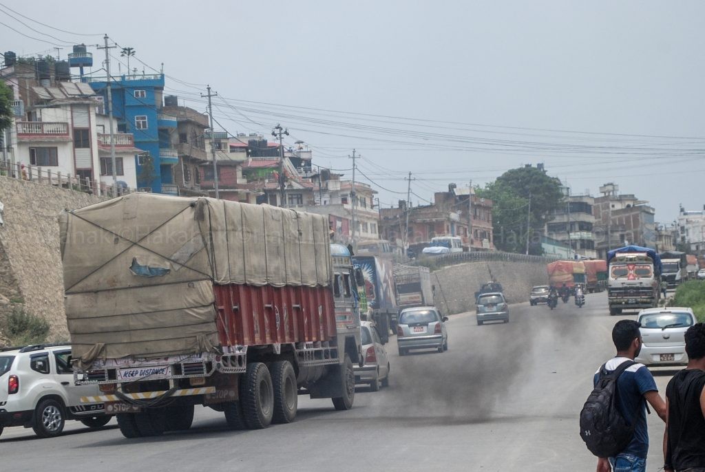 शुक्रबारबाट धुवाँ फाल्ने गाडी चलाउन राेक