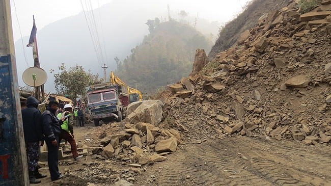 महालक्ष्मी डाँडामा पहिरो जाँदा कुलेखानी यातायात अवरुद्ध