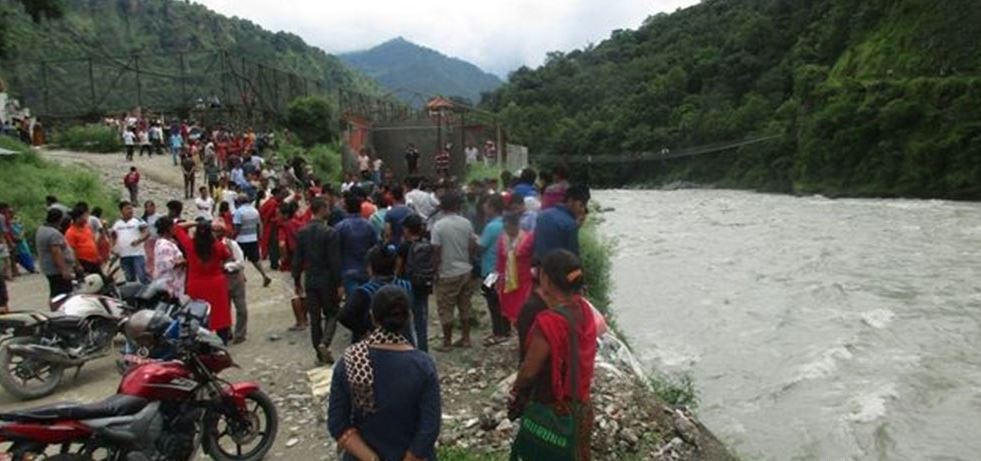 ट्याक्सी सिकिरहेका अामाछाेरा म्याग्दी खाेलामा बेपत्ता भएपछि...