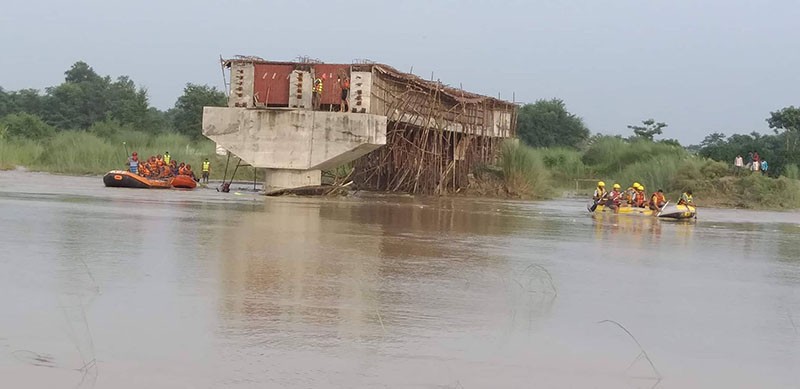 अपडेट : डुंगा दुर्घटनामा परेका २१ को उद्धार, दुर्इकाे शव फेला, ३ अझै बेपत्ता