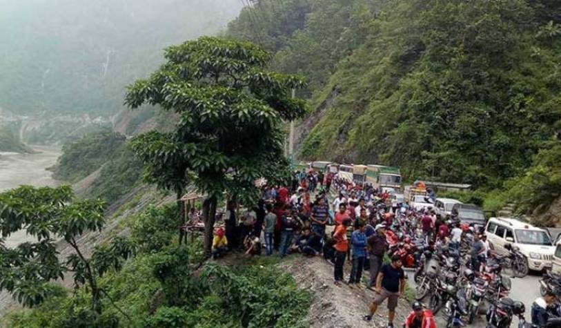 नारायणगढ-मुग्लिङ सडकखण्डमा पहिरो,  बिहानैदेखि सडक अवरुद्ध