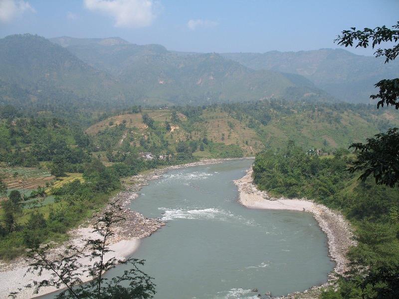 ग्यास बोकेको कण्टेनर त्रिशूलीमा खस्यो, चालक हाम फालेर बाँचे