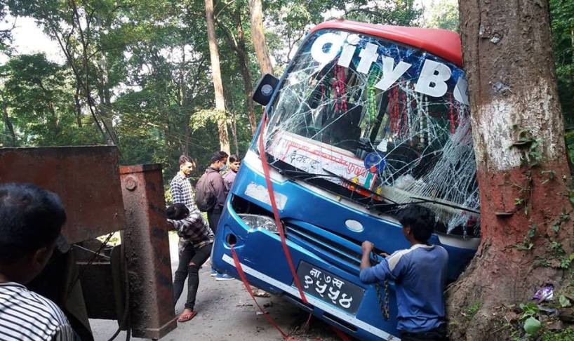  चितवनमा  बस दुर्घटना, १२ जना घाइते 