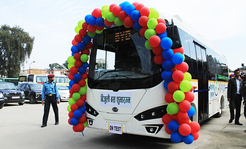 प्रधानमन्त्रीले चार महिनाअघि उद्घाटन गरेको बिजुली बस अलपत्र