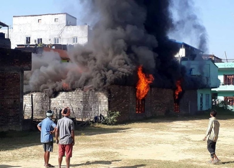 नवलपरासीको एक फर्निचरमा आगलागी हुँदा २ करोडको क्षती