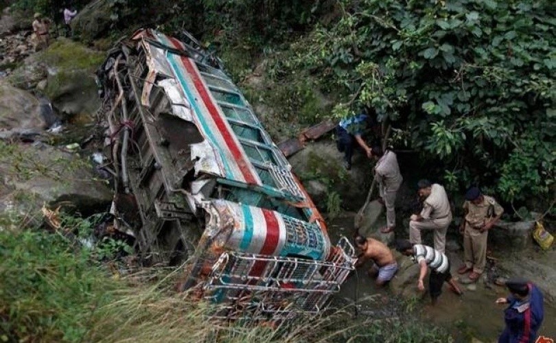 नदीमा बस खस्दा काश्मिरमा १२ जनाको मृत्यु