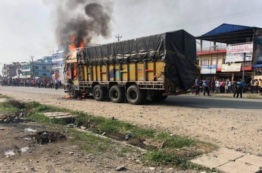 ट्रकको ठक्करबाट चितवनमा एकजनाको मृत्यु, स्थानीयद्वारा ट्रकमा आगजनी