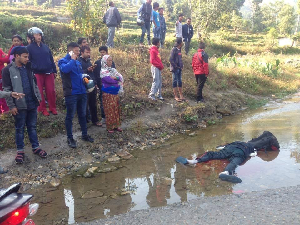 स्कुल बसको ठक्करबाट पैदलयात्रुको मृत्यु