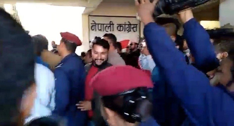 नेपाली कांग्रेस पार्टी कार्यालयमा भनाभन, देउवालाई घेराबन्दी