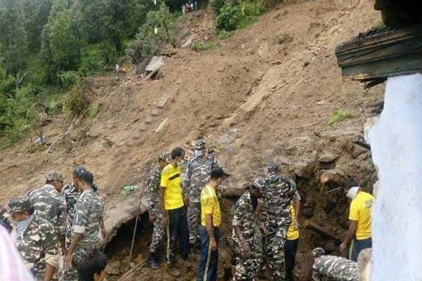 अवरुद्ध कर्णाली राजमार्ग अझै खुलेन, यात्रुको बिजोग