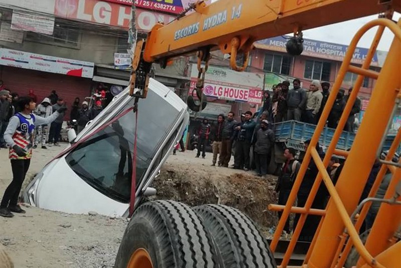 गोंगबुमा सडक विभागले खुल्ला छोडेको खाल्डोमा जिप खस्यो