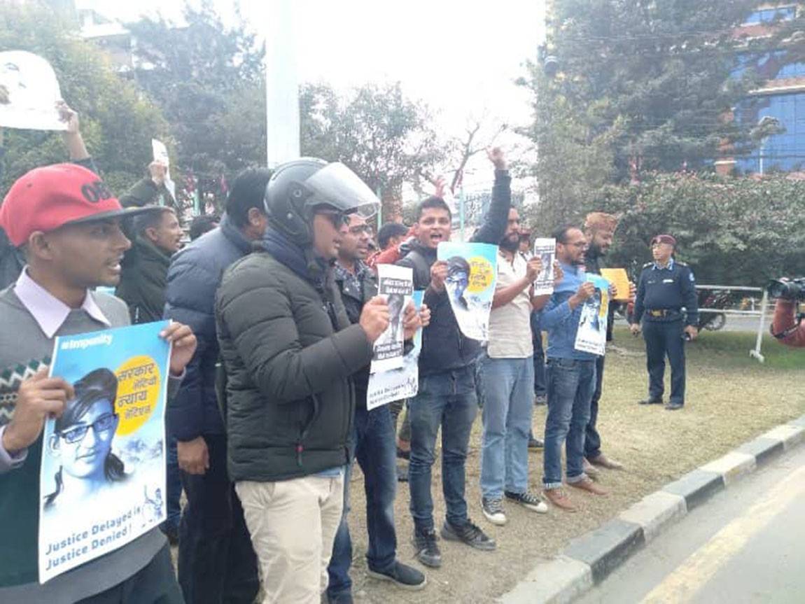 प्रहरीको अवरोधका बीच निर्मलाका लागि न्याय माग्दै प्रदर्शन 
