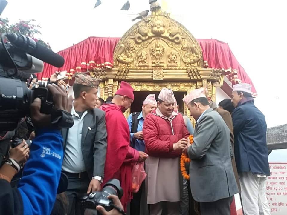 विन्ध्यवासिनी मन्दिर पुगेका ज्ञानेन्द्रलाई समर्थकले भने  - ‘राजा आउ देश बचाउ’