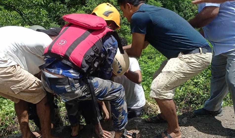 नेपाली सेनाले हेलिकोप्टरमार्फत भारतीय बस दुर्घटनाका १२ यात्रुको उद्धार गर्‍यो