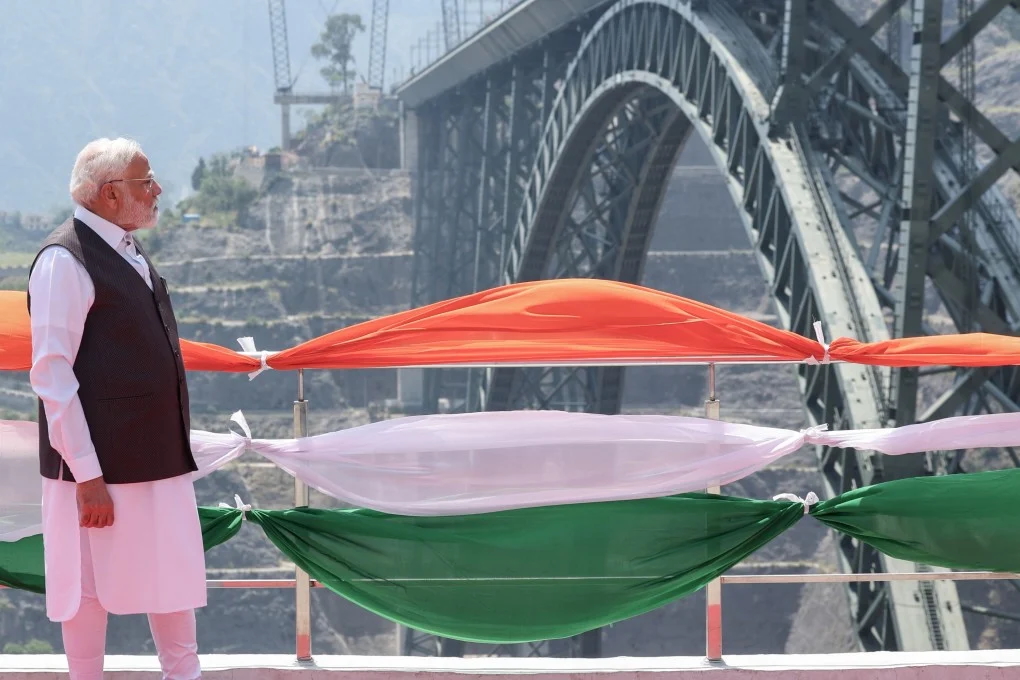 इन्डिया बनायो यस्तो पुल जुन एफिल टावरभन्दा अग्लो! मोदीले काश्मिरमा उडाए राष्ट्रिय झण्डा