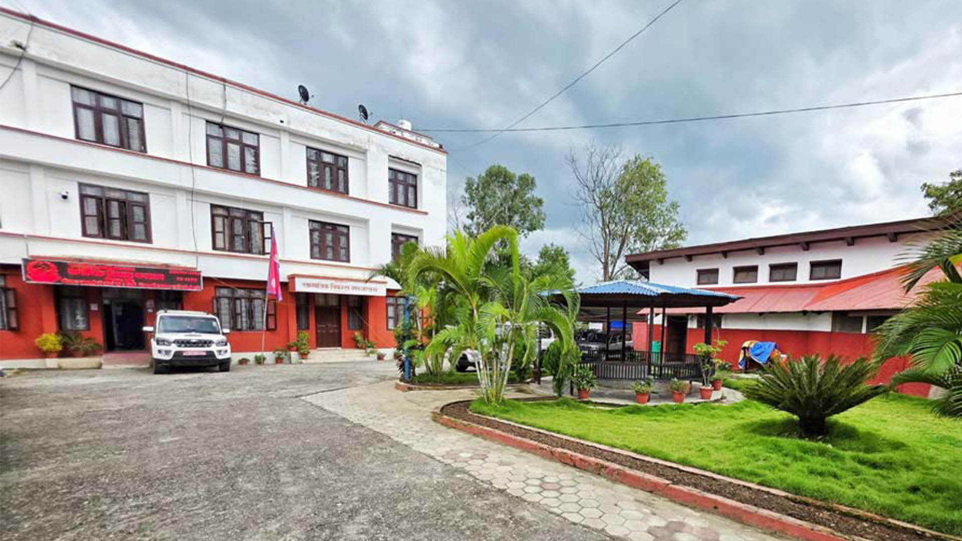 कर्णालीमा डाक्टरको दोहोरो जागिरमाथि प्रहार: सरकारी तलब खाने तर निजी अस्पताल धाउने चिकित्सक अब कानुनको कठघरामा!