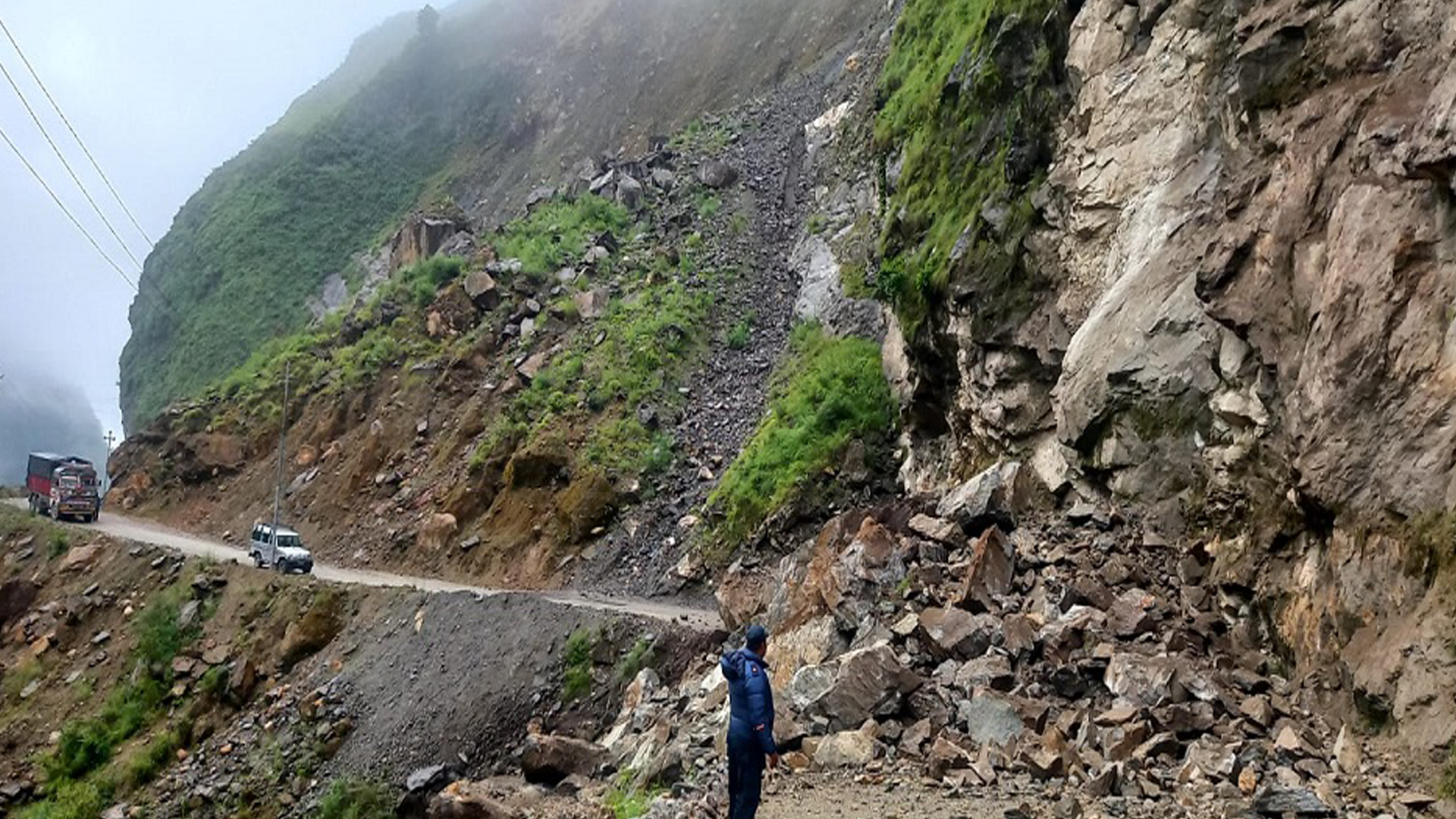 "सडक छ तर यात्रा छैन’ : बेनी–जोमसोम मार्गमा यात्रुको पीडा"