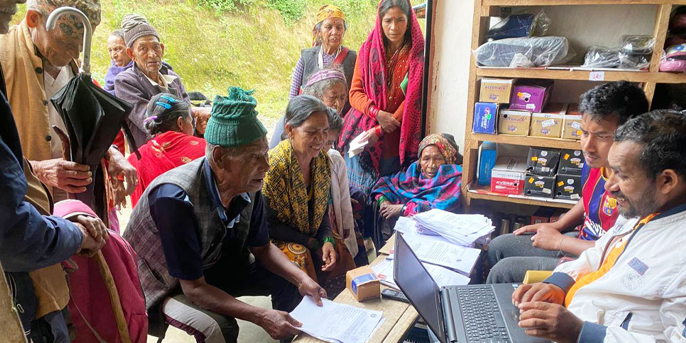 सामाजिक सुरक्षा भत्ता नवीकरणका लागि वडाबाटै टोलटोलमा पुगे जनप्रतिनिधि
